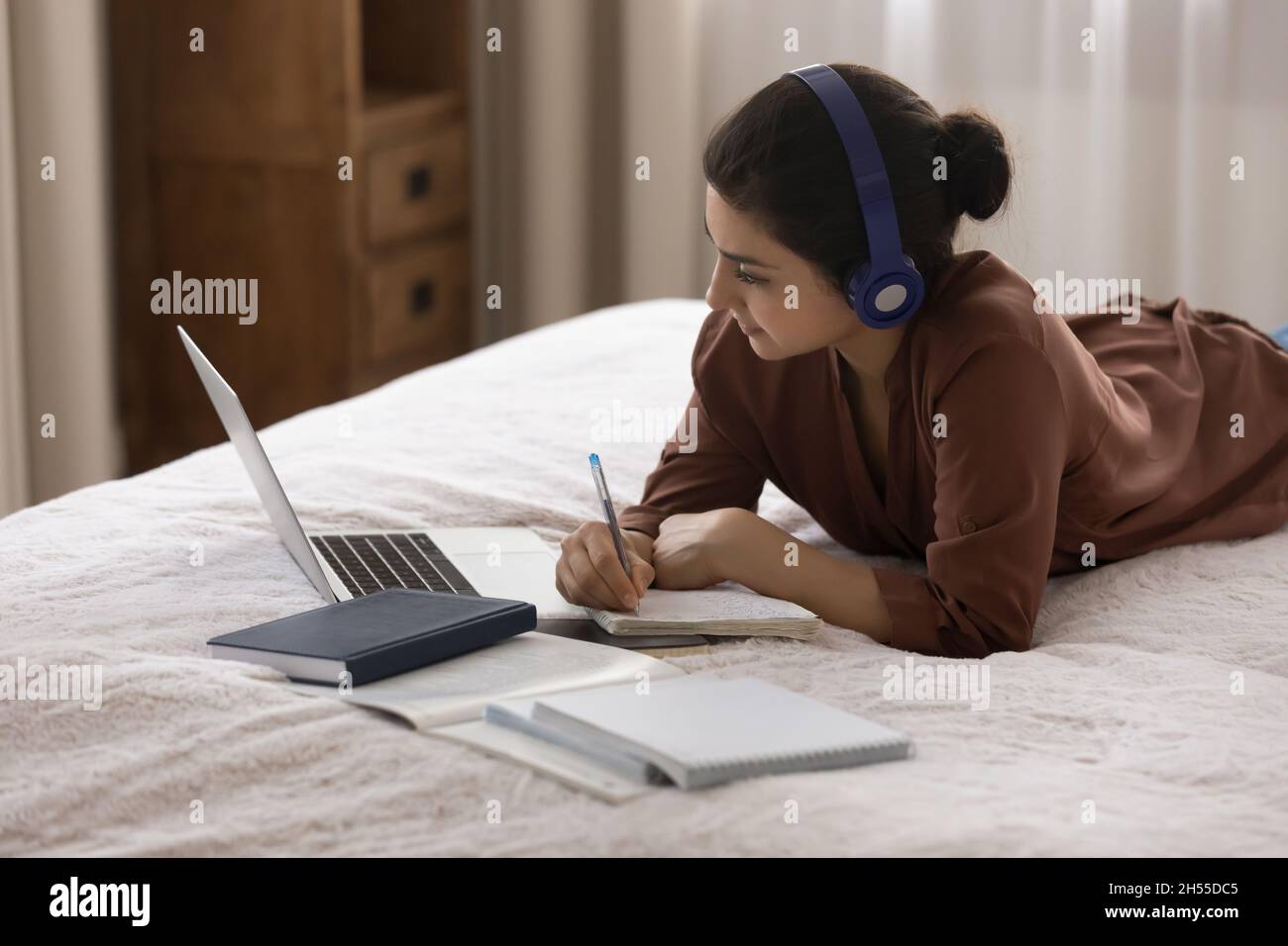 Indische Frau nimmt sich Notizen Online-Webinar ansehen Fernstudium Stockfoto