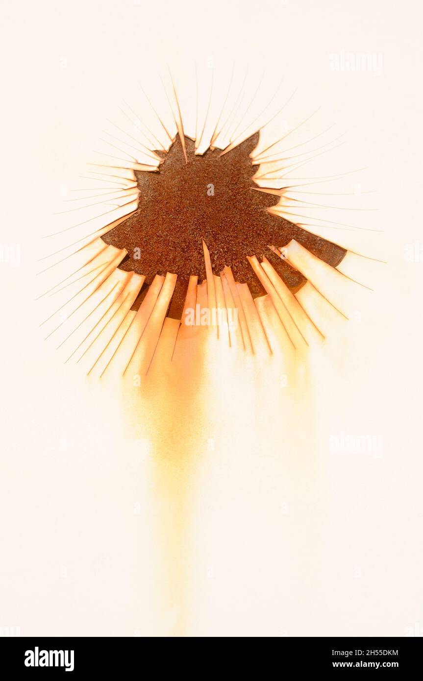 Rostfleck auf einer lackierten Metalloberfläche Stockfoto
