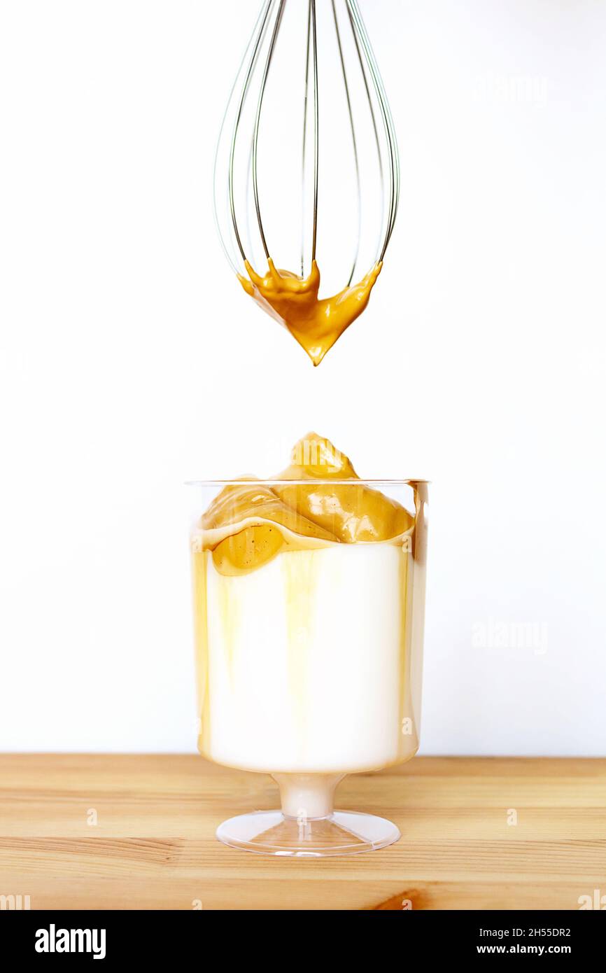 Dalgona Kaffee aus transparentem Glas. Speicherplatz kopieren. Stockfoto
