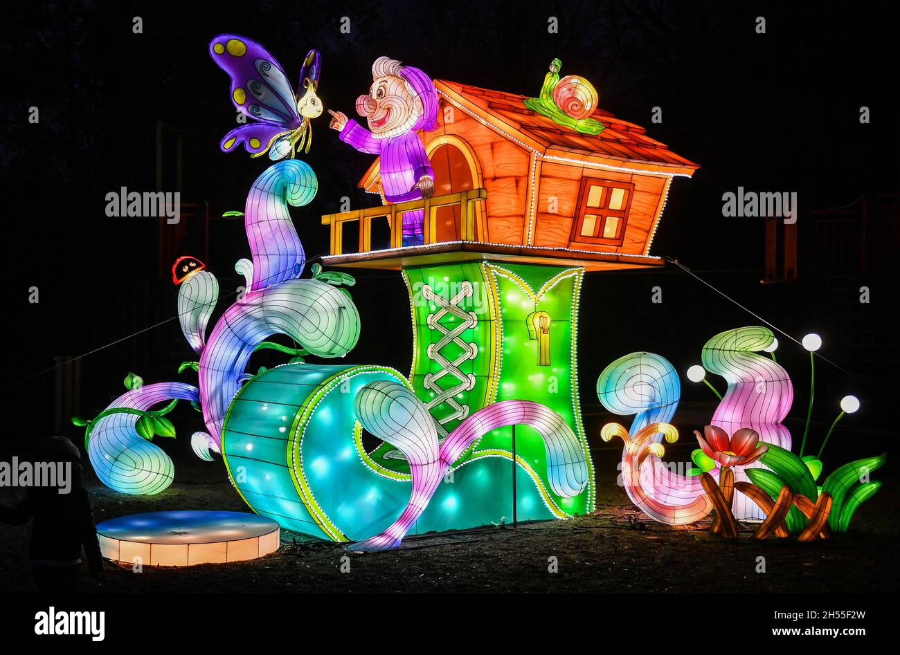 Schmetterling, Gnom und beleuchtete Haus Animationen, in der Garten der Lichter Ausstellung eröffnet in Aleja Pokoju mit dem Thema eines Märchens namens "der Schnee der Königin" von den Brüdern Grimm. (Foto von Alex Bona / SOPA Images/Sipa USA) Stockfoto