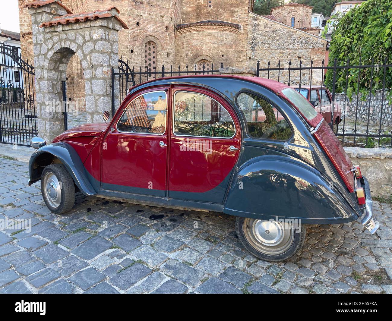 Mazedonien, Ohrid - 31. August 2021: Vermutlich jugoslawischer Serienwagen des Autos, der den Wagen der Serie 2 von der Stadt fährt Stockfoto