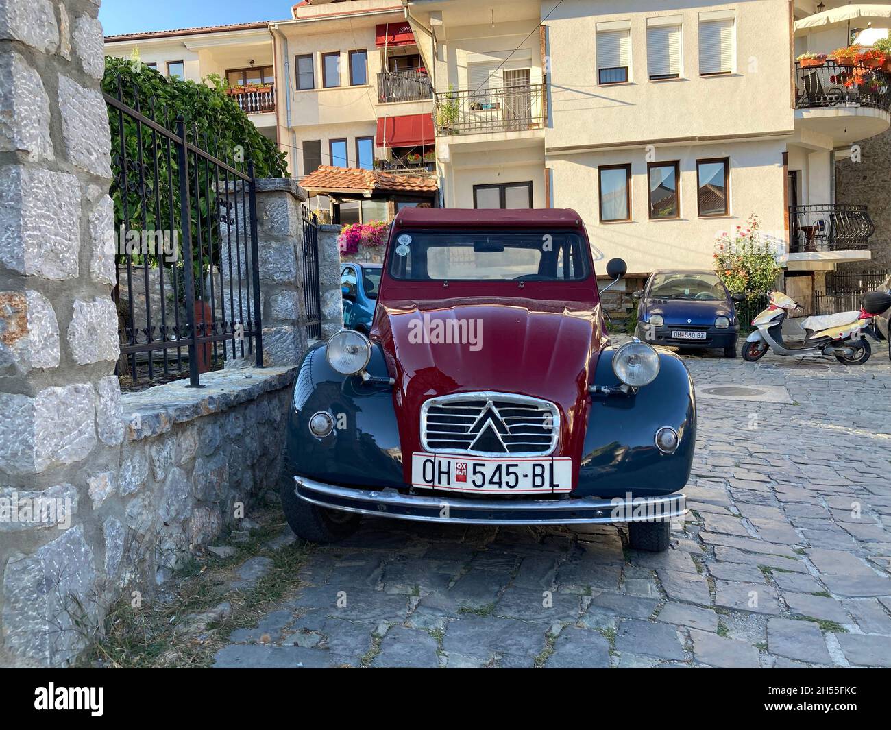 Mazedonien, Ohrid - 31. August 2021: Vermutlich jugoslawischer Serienwagen des Autos, der den Wagen der Serie 2 von der Stadt fährt Stockfoto