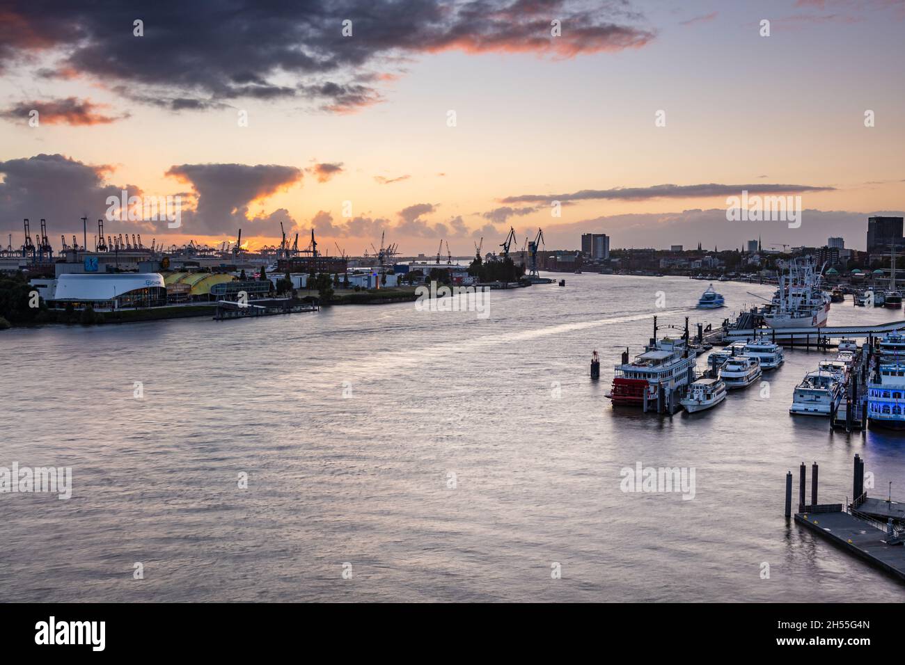 Hamburg, Deutschland: Sonnenuntergang im Hamburger Hafen. Luftaufnahme des Hamburger Hafens. Der Hamburger Hafen ist ein Seehafen an der Elbe Stockfoto