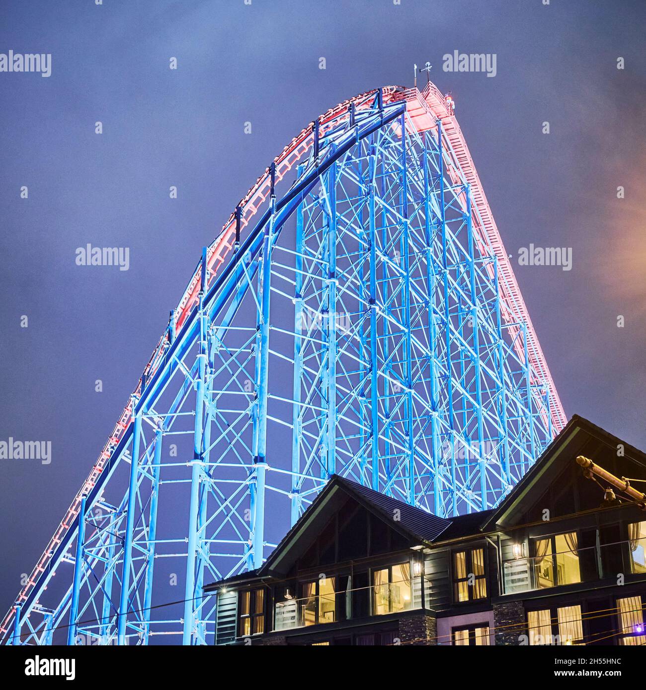 Hotel und Big One Achterbahn in der Nacht während der Blackpool Illuminations Stockfoto