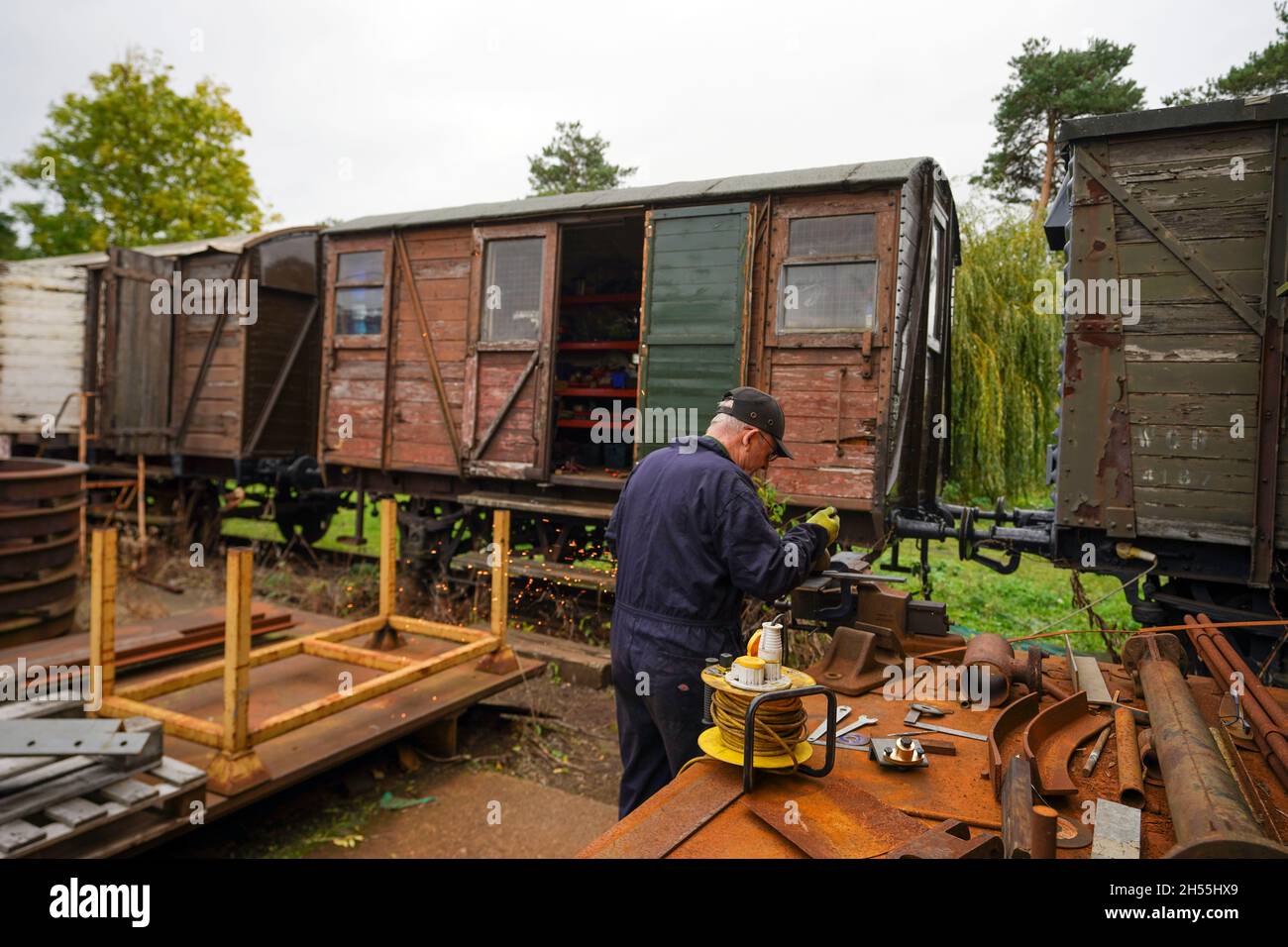 Der Freiwillige Christopher Cox arbeitet im Didcot Railway Center in Oxfordshire. Das Zentrum wird von der Great Western Society betrieben, die als ständige öffentliche Ausstellung und Museum für die Erhaltung, Restaurierung und den Betrieb von Lokomotiven, Schienenfahrzeugen, Maschinen und Anlagen von historischem operativem und allgemeinem Interesse sowie von Bildungswerten mit besonderem Bezug auf die ehemalige Great Western Railway dient. Der Verein feiert in diesem Jahr seinen 60. Geburtstag. Bilddatum: Samstag, 6. November 2021. Stockfoto