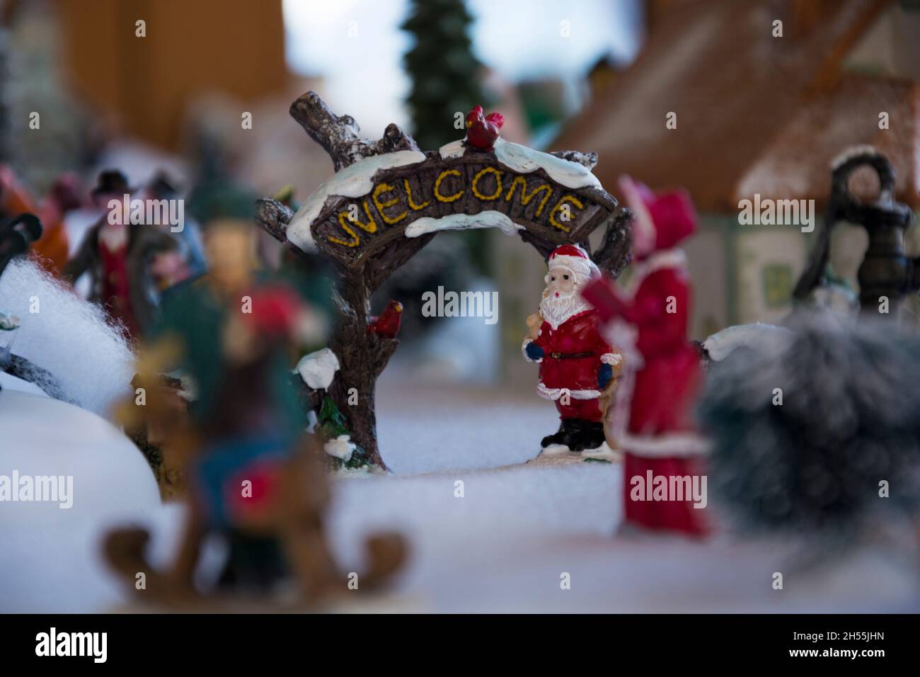 Weihnachtsmann-Begrüßungsschild auf dem Eingangsportal des Weihnachtsdorfes Stockfoto