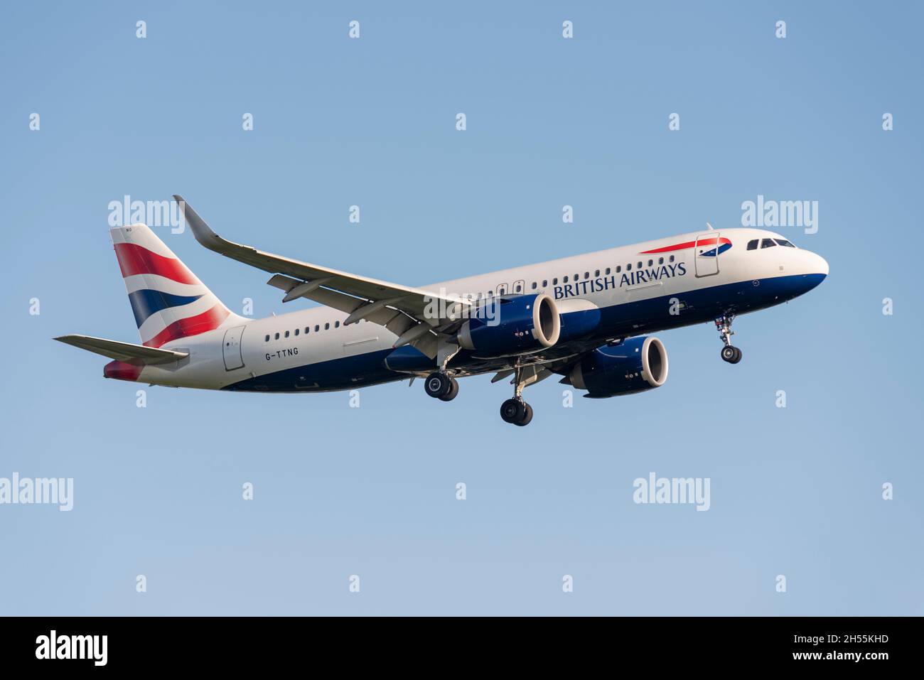 British Airways Airbus A320 NEO Airliner-Düsenflugzeug G-TTNG bei der Landung am Flughafen London Heathrow, Großbritannien. Stockfoto