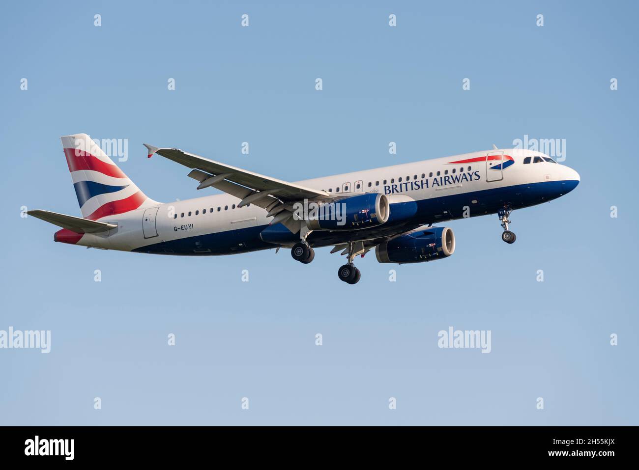 British Airways Airbus A320 200 Airliner-Düsenflugzeug G-EUYI auf dem Anflug auf den Flughafen London Heathrow, Großbritannien. Stockfoto