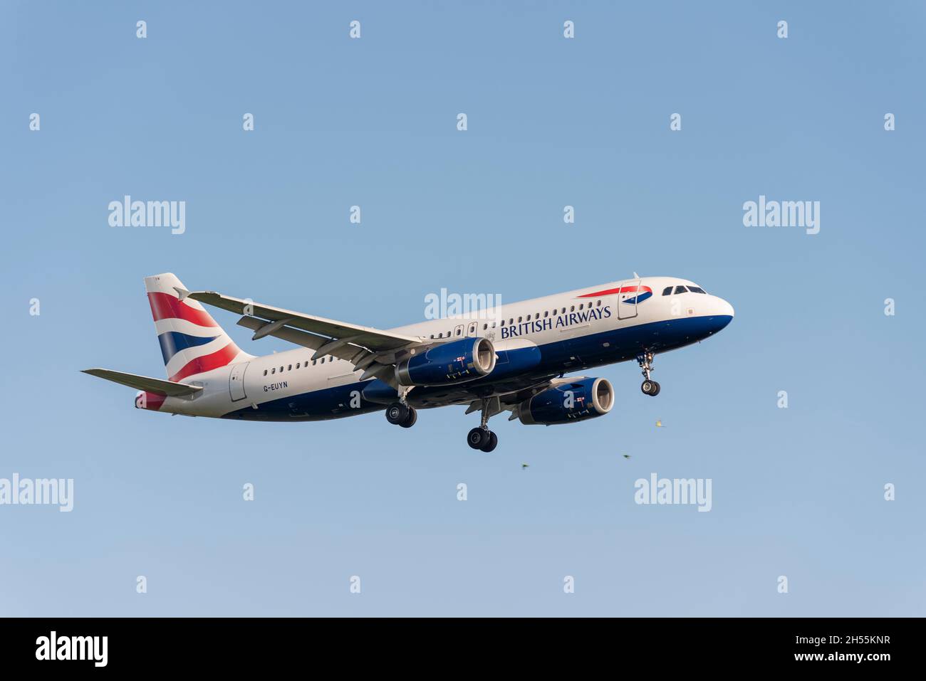 British Airways Airbus A320 232 Airliner-Düsenflugzeug G-EUYN bei der Landung am Flughafen London Heathrow, Großbritannien. Stockfoto