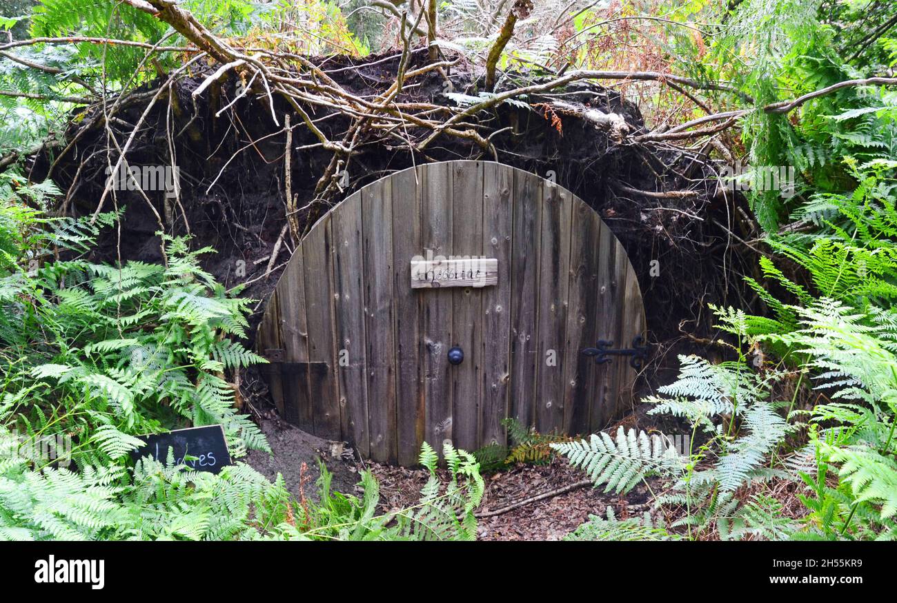 Tür eines Hobbit-Hauses im Wald des RSPB Minsmere Nature Reserve, Suffolk, Großbritannien Stockfoto