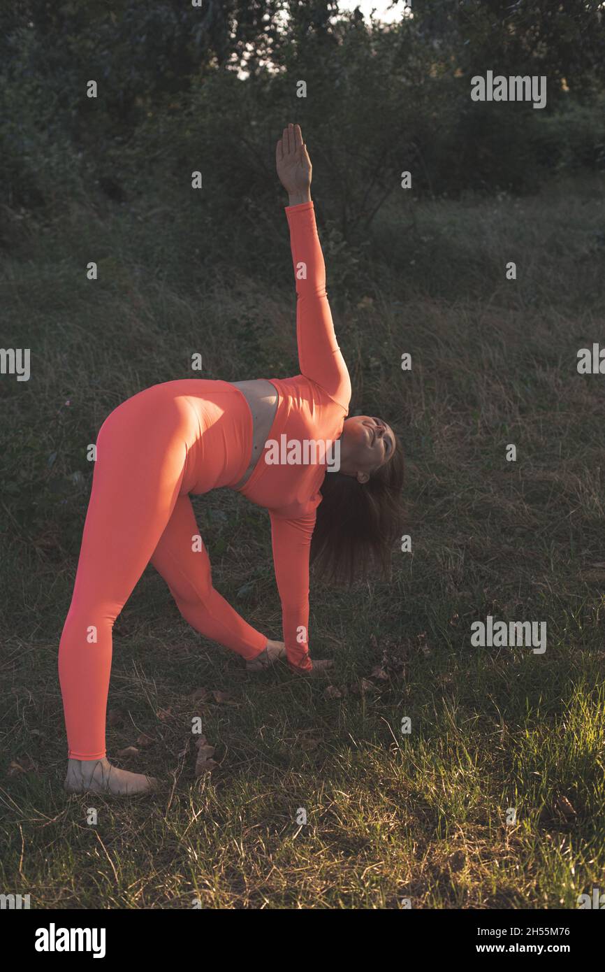 Wunderbarer Morgen für eine Frau, die Yoga praktiziert Stockfoto