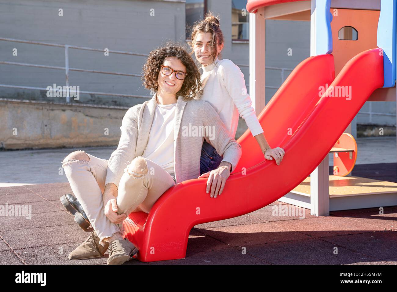 Schönes junges glückliches heterosexuelles Paar auf dem Spielplatz Stockfoto