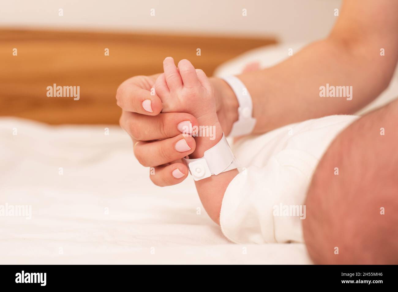 Die erste Kommunikation zwischen Mutter und Neugeborenem Stockfoto