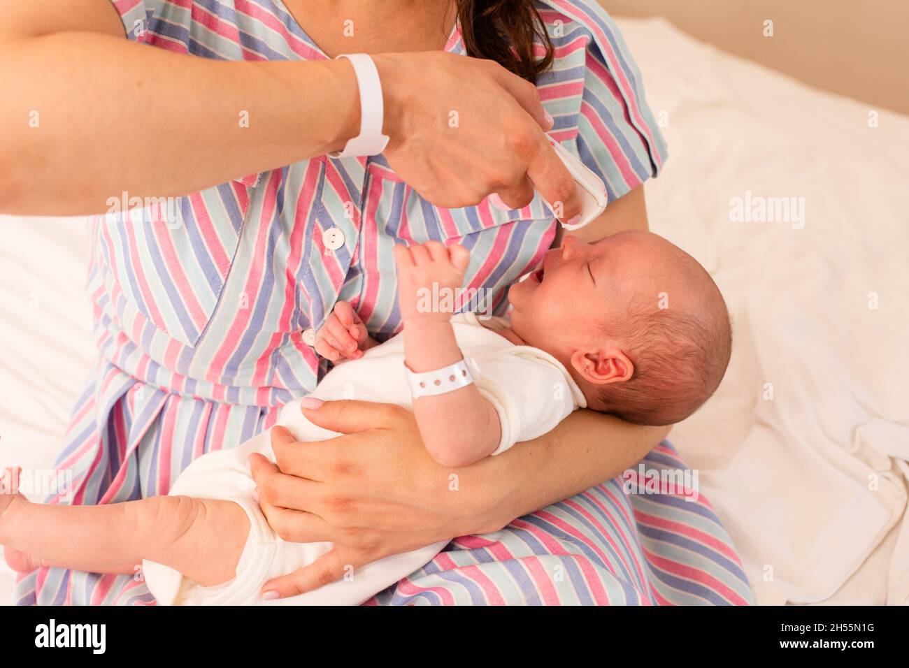 Mutter und ihr neugeborenes Baby in einem modernen Krankenhaus Stockfoto