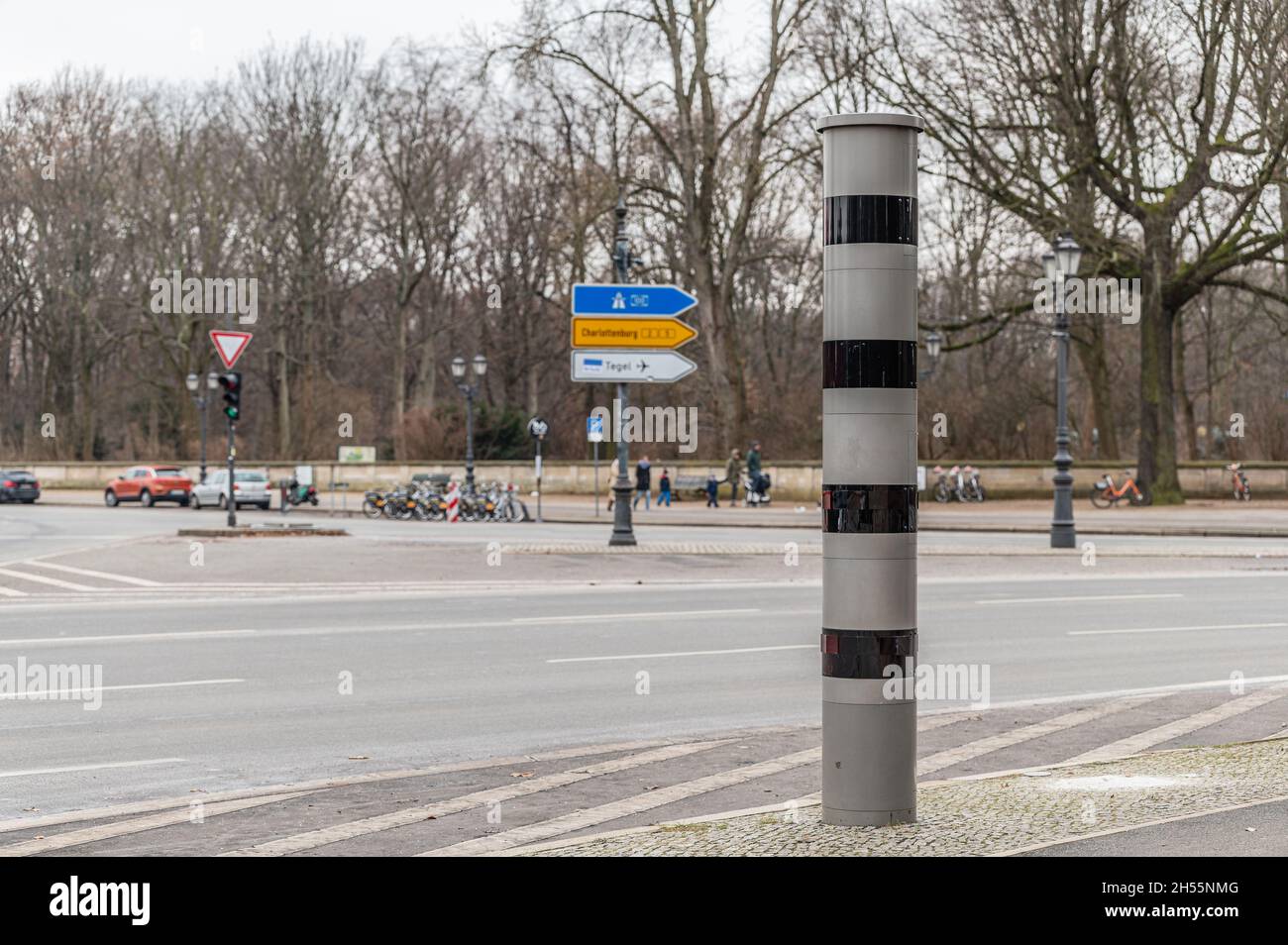 Blitzerkabussäule im Kreisverkehr in Berlin Stockfoto