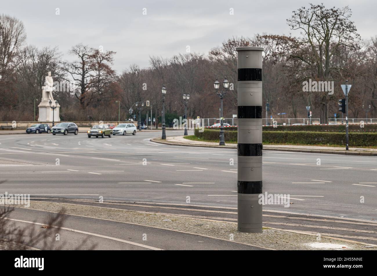 Blitzerkabussäule im Kreisverkehr in Berlin Stockfoto