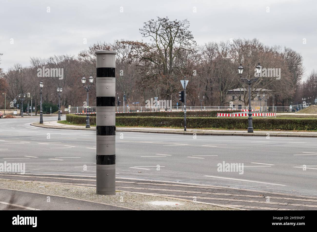 Blitzerkabussäule im Kreisverkehr in Berlin Stockfoto