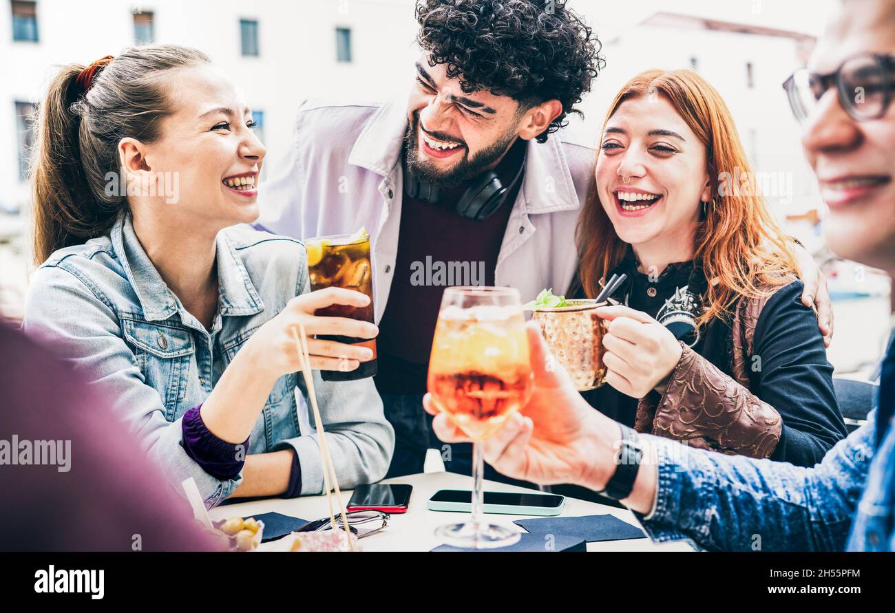 Leute, die Spaß haben, an der Open-Air-Bar in der Happy Hour zu trinken - Life-Style-Konzept mit jungen Freunden, die Zeit miteinander verbringen, zu reden und Cocktails zu teilen Stockfoto