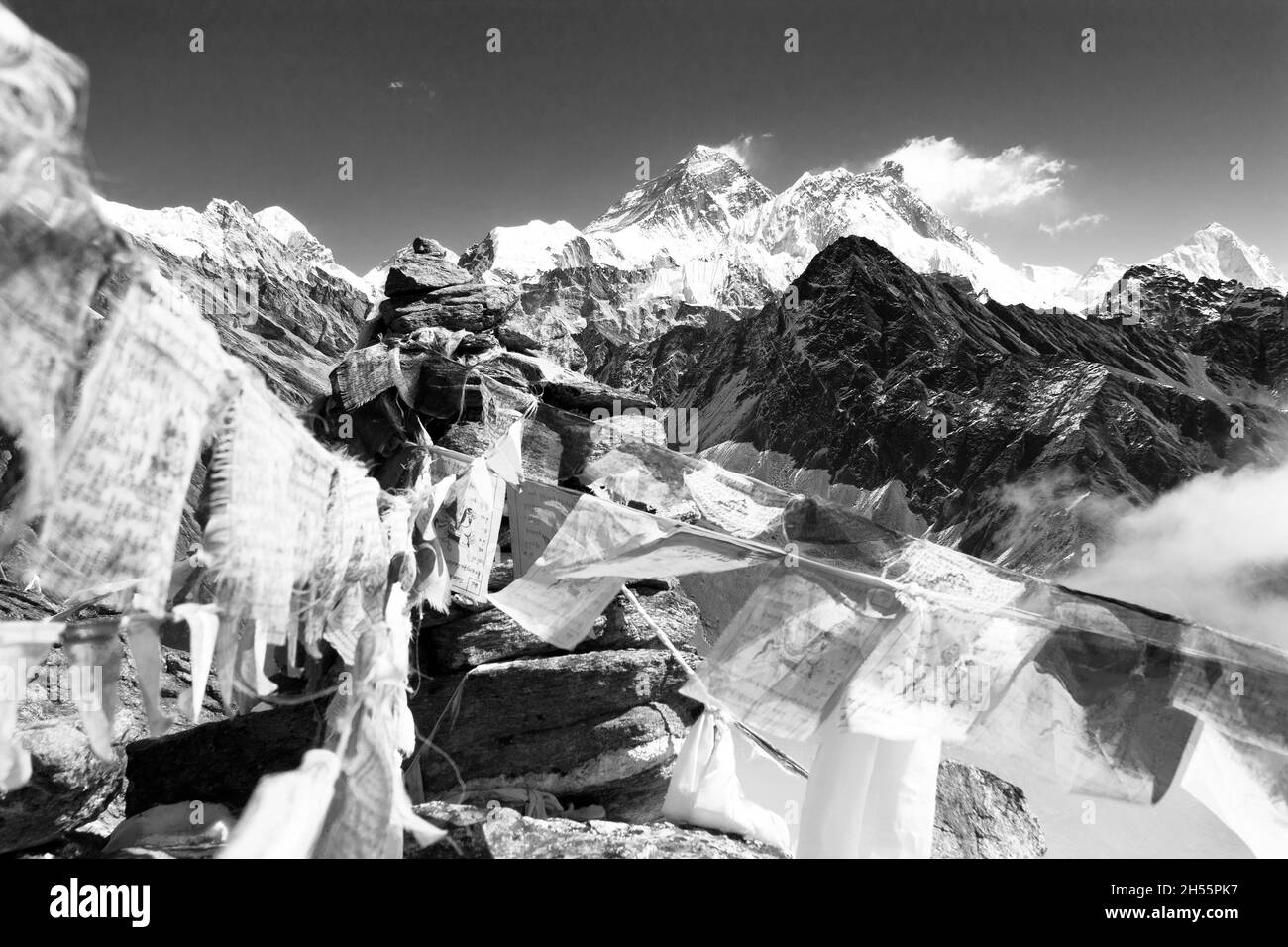 Blick auf Mount Everest und Lhotse mit buddhistischen Gebetsfahnen vom Gokyo Ri, Weg zum Everest-Basislager, Nepal Himalaya-Berge Stockfoto