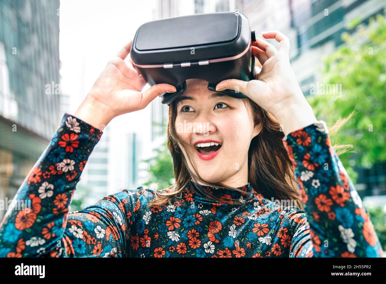 Junge staunende Frau nach vr Brillen Erfahrung - Virtual Reality und Wearable Tech-Konzept mit Mädchen Spaß mit Headset Brille Maske Stockfoto