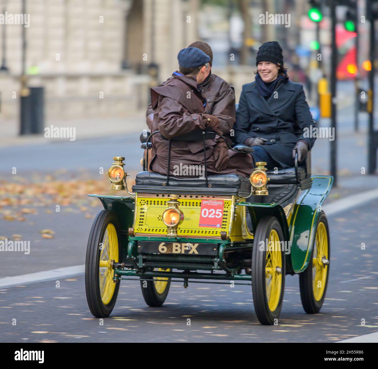 Westminster, London, Großbritannien. 7. November 2021. Die längste Rennveranstaltung der Welt, RM Sotheby’s Veteran Car Run von London nach Brighton, verlässt das Zentrum Londons über die Westminster Bridge zum 125. Jubiläum. Die Autos starteten vom Hyde Park aus, wobei die ältesten Fahrzeuge in der Reihenfolge des Datums den Lauf bei Sonnenaufgang begannen. Quelle: Malcolm Park/Alamy Live News. Stockfoto