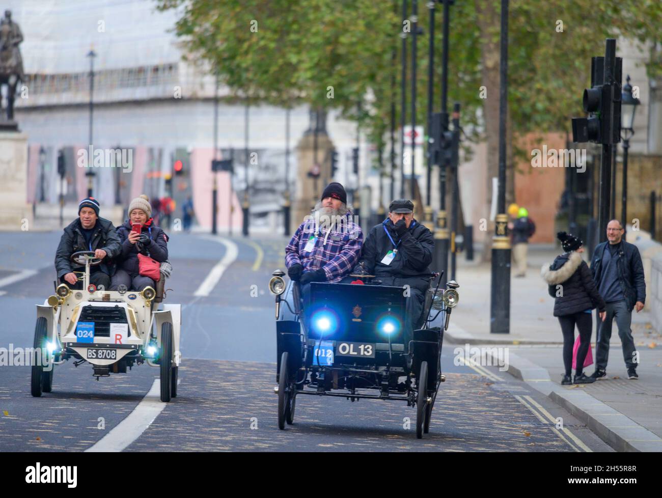 Westminster, London, Großbritannien. 7. November 2021. Die längste Rennveranstaltung der Welt, RM Sotheby’s Veteran Car Run von London nach Brighton, verlässt das Zentrum Londons über die Westminster Bridge zum 125. Jubiläum. Die Autos starteten vom Hyde Park aus, wobei die ältesten Fahrzeuge in der Reihenfolge des Datums den Lauf bei Sonnenaufgang begannen. Quelle: Malcolm Park/Alamy Live News. Stockfoto