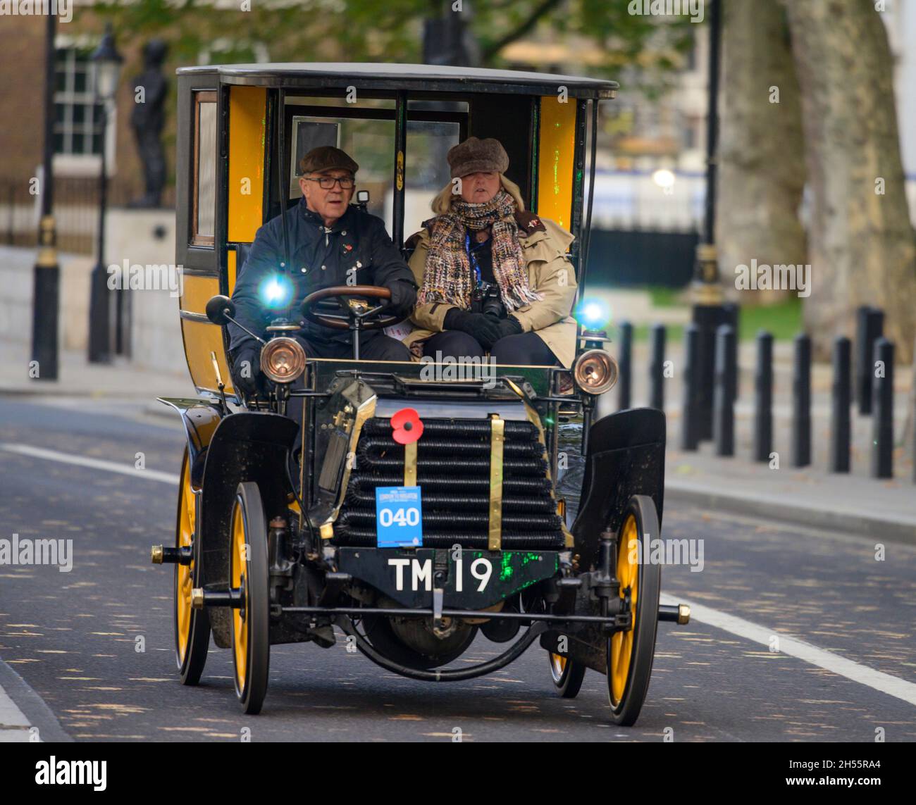 Westminster, London, Großbritannien. 7. November 2021. Die längste Rennveranstaltung der Welt, RM Sotheby’s Veteran Car Run von London nach Brighton, verlässt das Zentrum Londons über die Westminster Bridge zum 125. Jubiläum. Die Autos starteten vom Hyde Park aus, wobei die ältesten Fahrzeuge in der Reihenfolge des Datums den Lauf bei Sonnenaufgang begannen. Quelle: Malcolm Park/Alamy Live News. Stockfoto