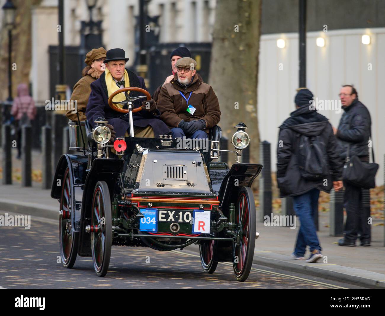 Westminster, London, Großbritannien. 7. November 2021. Die längste Rennveranstaltung der Welt, RM Sotheby’s Veteran Car Run von London nach Brighton, verlässt das Zentrum Londons über die Westminster Bridge zum 125. Jubiläum. Die Autos starteten vom Hyde Park aus, wobei die ältesten Fahrzeuge in der Reihenfolge des Datums den Lauf bei Sonnenaufgang begannen. Quelle: Malcolm Park/Alamy Live News. Stockfoto