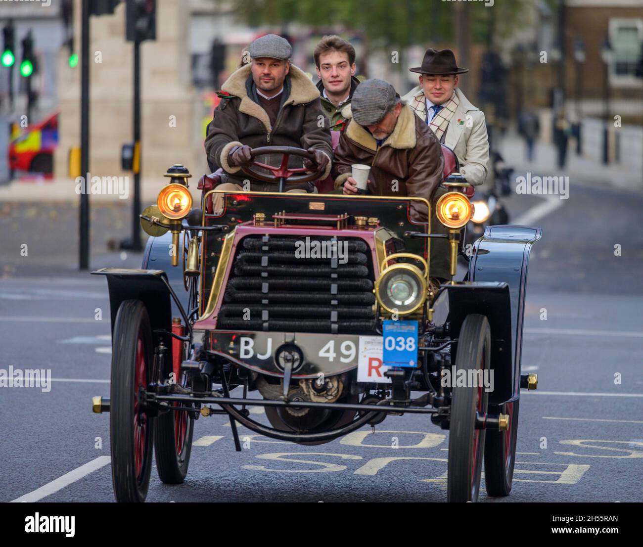 Westminster, London, Großbritannien. 7. November 2021. Die längste Rennveranstaltung der Welt, RM Sotheby’s Veteran Car Run von London nach Brighton, verlässt das Zentrum Londons über die Westminster Bridge zum 125. Jubiläum. Die Autos starteten vom Hyde Park aus, wobei die ältesten Fahrzeuge in der Reihenfolge des Datums den Lauf bei Sonnenaufgang begannen. Quelle: Malcolm Park/Alamy Live News. Stockfoto