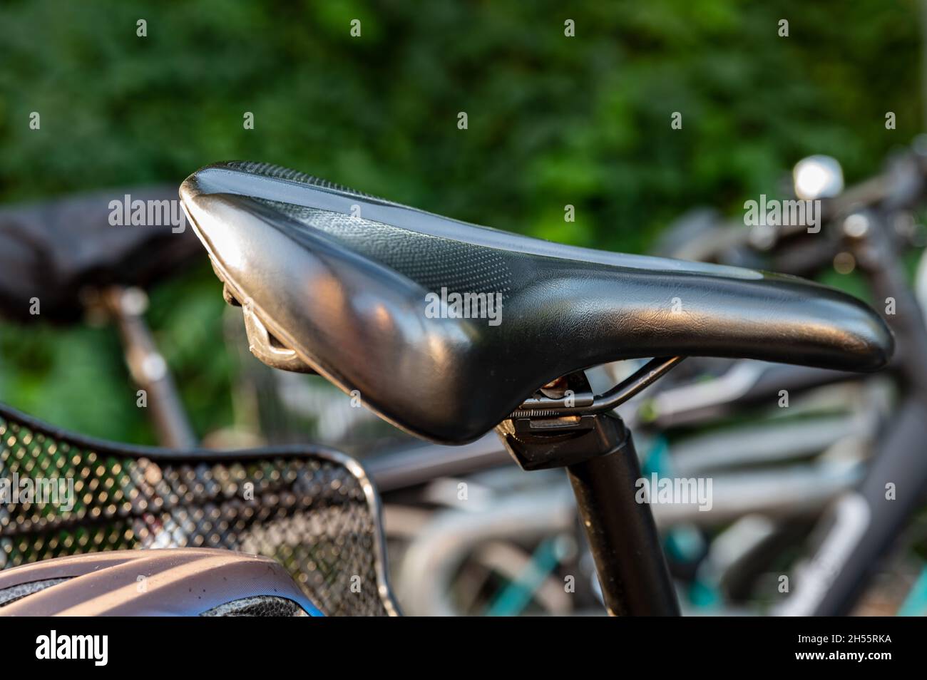 Nahaufnahme eines Fahrradsattels auf einem angeschlossenen Fahrrad Stockfoto