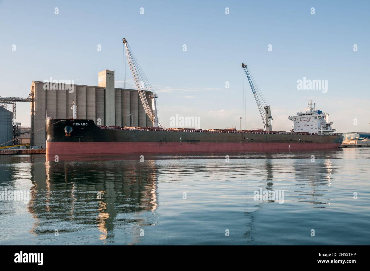 Menaro Bulk Carrier, Baujahr 2016, segelt unter der Flagge von Liberia, Tarragona, Katalonien, Spanien Stockfoto