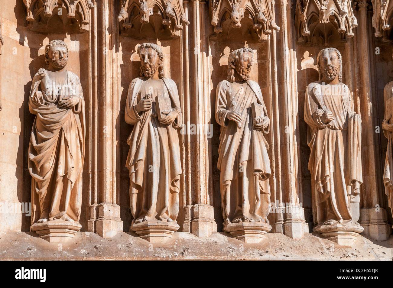 Apostelfiguren im Hauptportal der Kathedrale von Tarragona, Ttarragona, Katalonien, Spanien Stockfoto