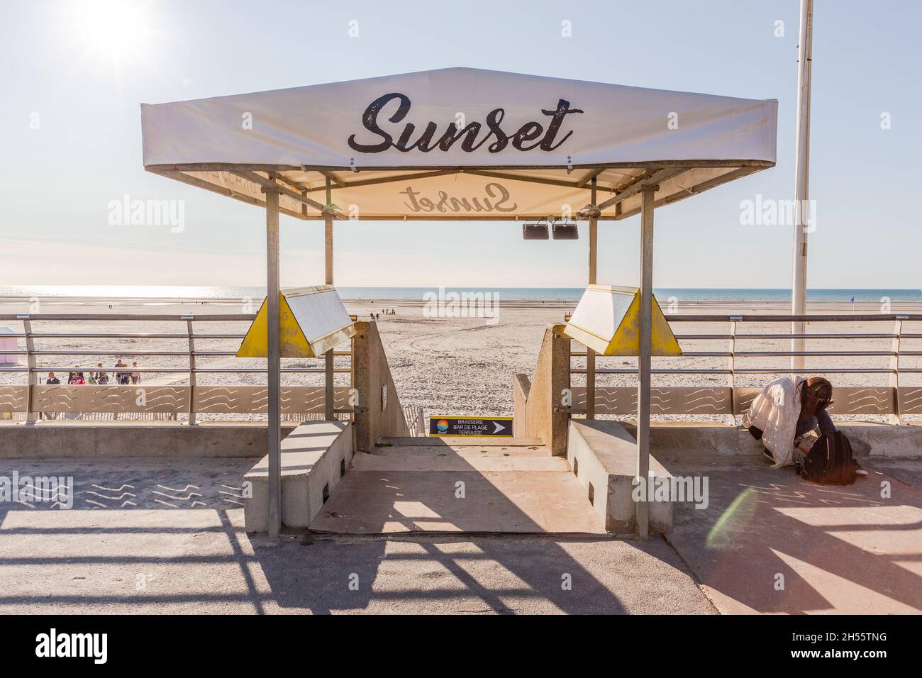 Markise mit der Aufschrift „Sunset“, die Zugang zu einem Strandrestaurant an der Promenade von Berck-Plage bietet. Opal Coast, Frankreich Stockfoto