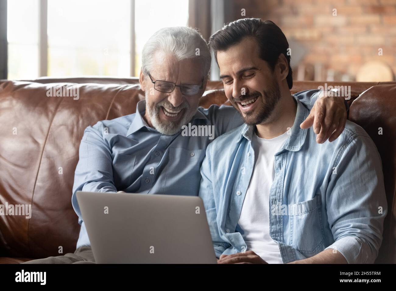 Ältere Vater und Erwachsene Kind verwenden Computer für Web-Shopping Stockfoto