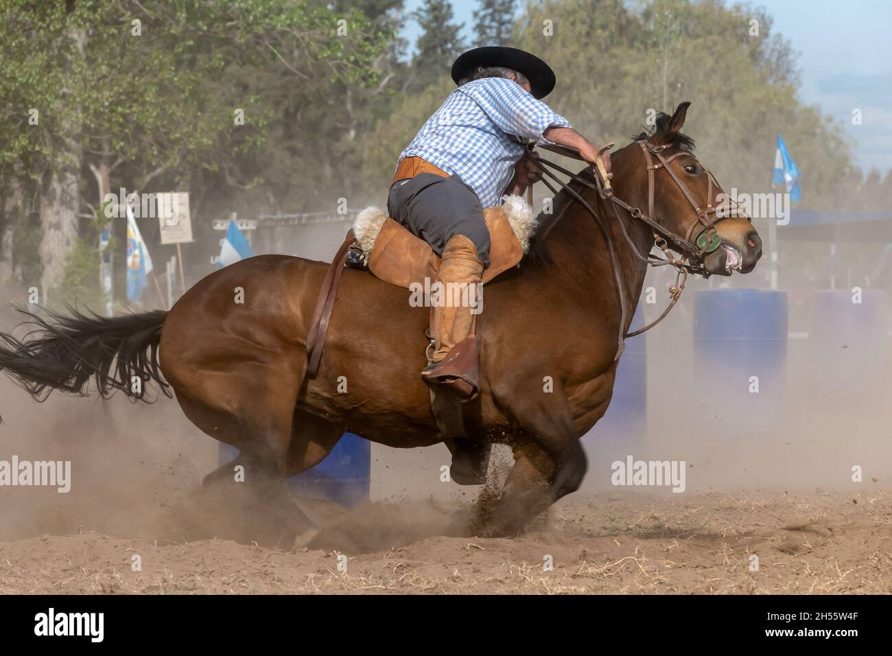 Ein argentinischer Gaucho in kreolischen Geschicklichkeitsspielen in Patagonien, Argentinien Stockfoto
