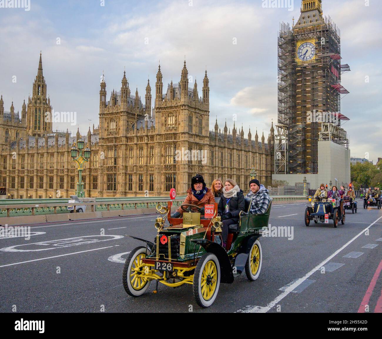 Westminster, London, Großbritannien. 7. November 2021. Die längste Rennveranstaltung der Welt, RM Sotheby’s Veteran Car Run von London nach Brighton, verlässt das Zentrum Londons über die Westminster Bridge zum 125. Jubiläum. Die Autos starteten vom Hyde Park aus, wobei die ältesten Fahrzeuge in der Reihenfolge des Datums den Lauf bei Sonnenaufgang begannen. Quelle: Malcolm Park/Alamy Live News. Stockfoto