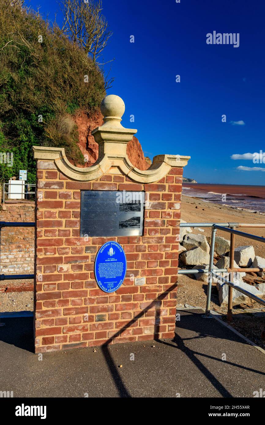 Gedenktafel über die Geschichte der neuen Alma-Brücke über den Fluss Syd in Sidmouth an der Jurassic Coast, Devon, England, Großbritannien Stockfoto