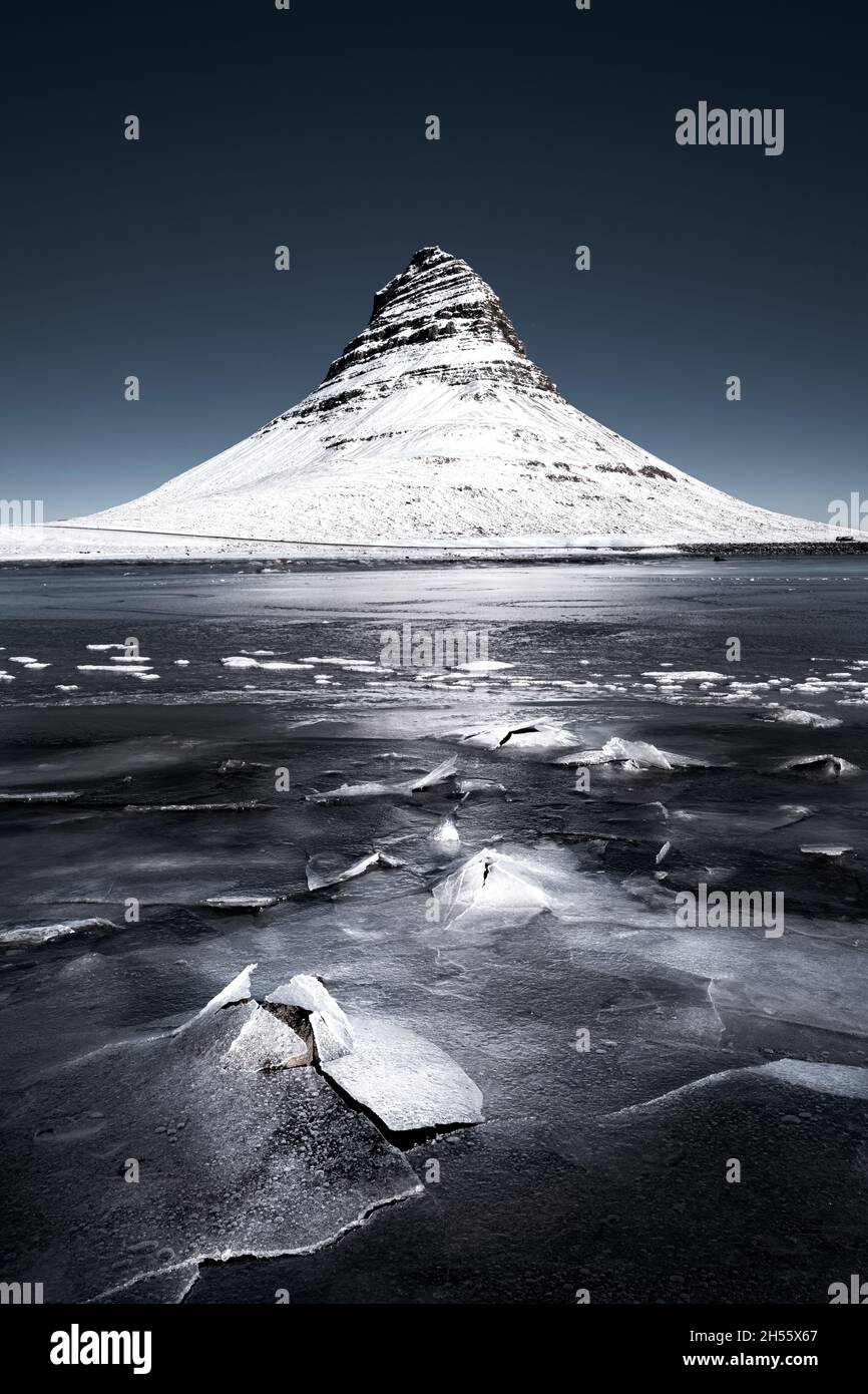 Kirkjufell Berg im Winter mit Eis und Schnee. Stockfoto