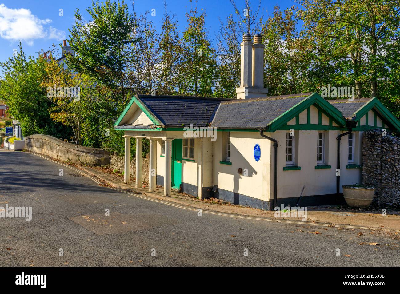 Das Bees toll House auf einer Brücke über den Fluss Syd in Sidmouth an der Jurassic Coast, Devon, England, Großbritannien Stockfoto