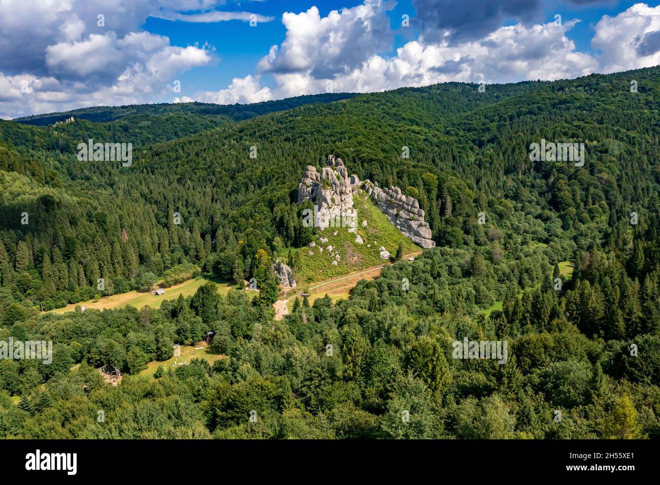 Festung Tustan aus der Luft | Luftbilder von der Festung Tustan in der Ukraine | Festung Tustan aus der Luft fotografiert Stockfoto