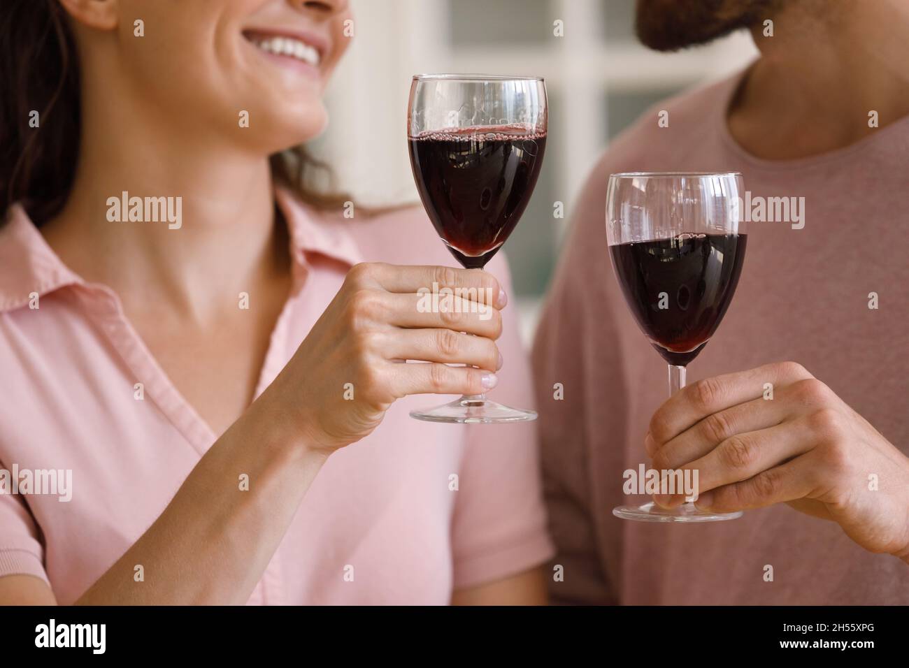 Nahaufnahme glücklich liebenden Paar klirrende Gläser Wein. Stockfoto