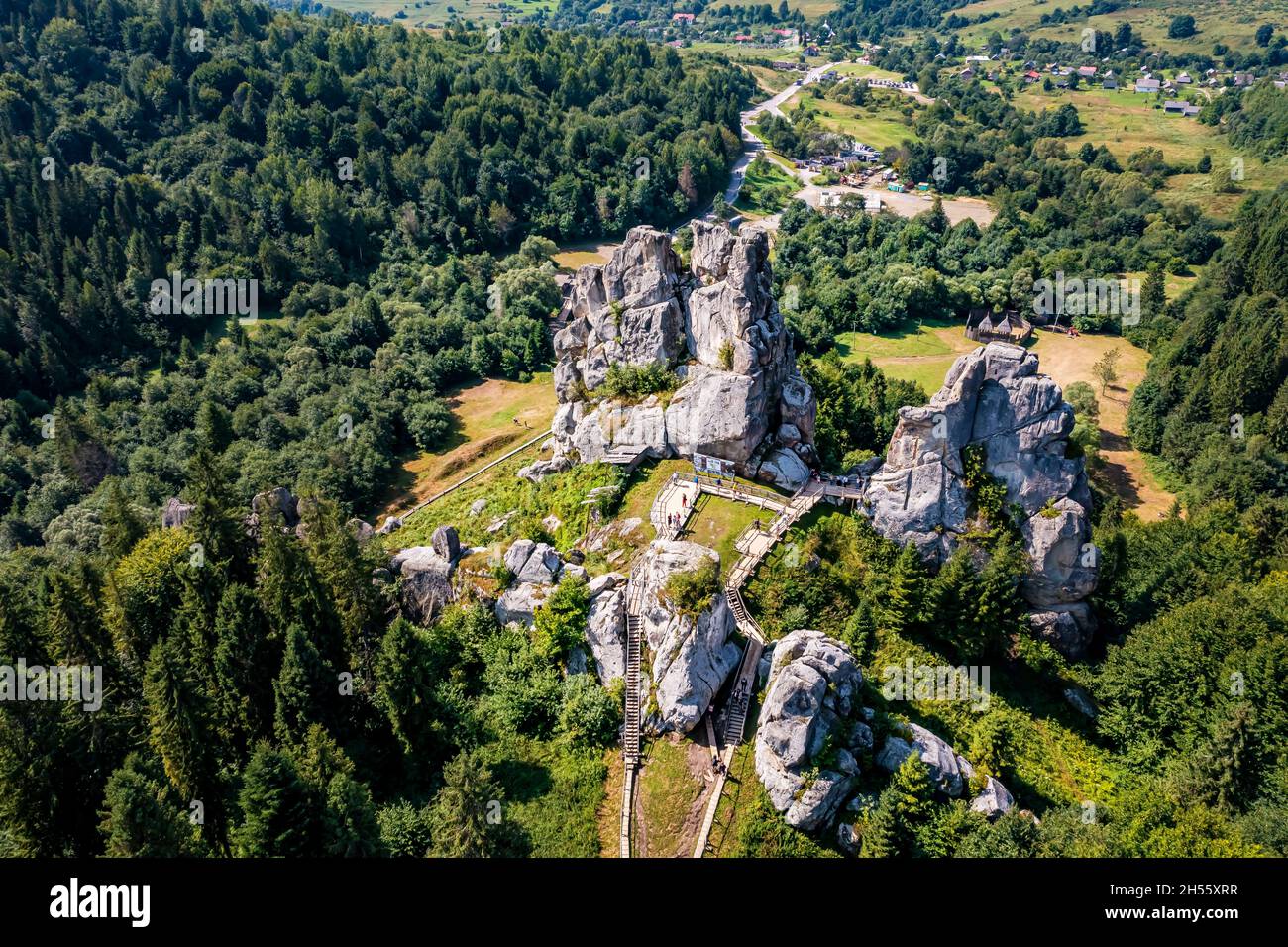 Festung Tustan aus der Luft | Luftbilder von der Festung Tustan in der Ukraine | Festung Tustan aus der Luft fotografiert Stockfoto