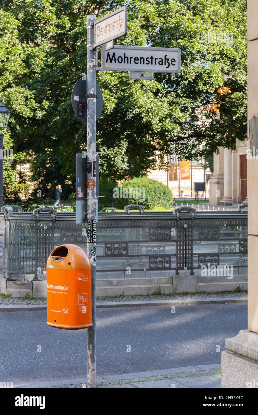 Straßenschild der Berliner Mohrenstraße, die aus politischen und rassistischen Gründen umbenannt werden soll. Stockfoto