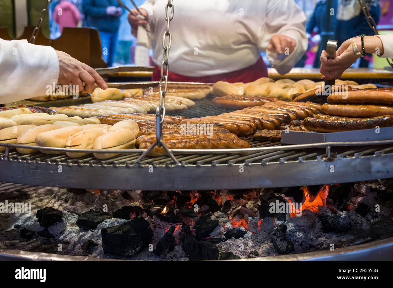 Großer Bratwurst-Wurstgrill, typisches Fast Food auf der Straße auf einem deutschen Reisemarkt und Weihnachtsmarkt, ausgewählter Fokus, enge Spieltiefe Stockfoto