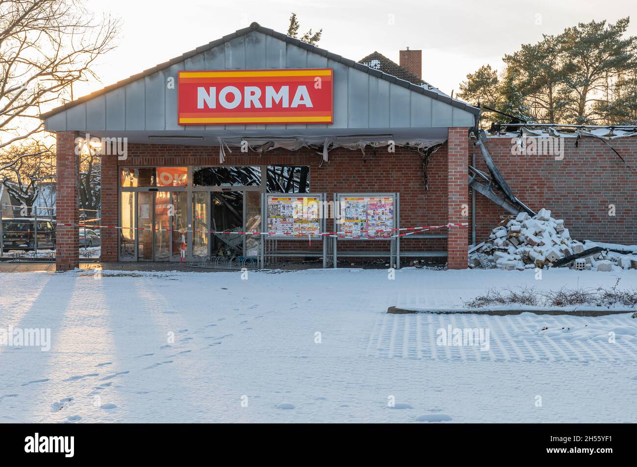 Norma Discounter, der am Silvesterabend wegen der Lagerung von Feuerwerken niederbrannte Stockfoto