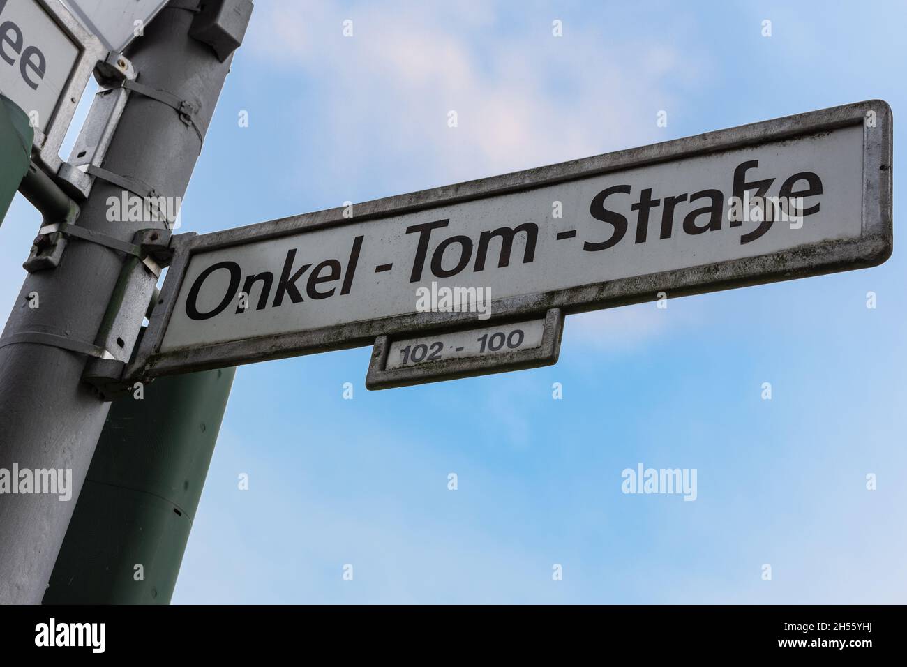 Straßenschild Onkel-Tom-Straße, das aus rassistischen und politischen Gründen umbenannt werden soll Stockfoto