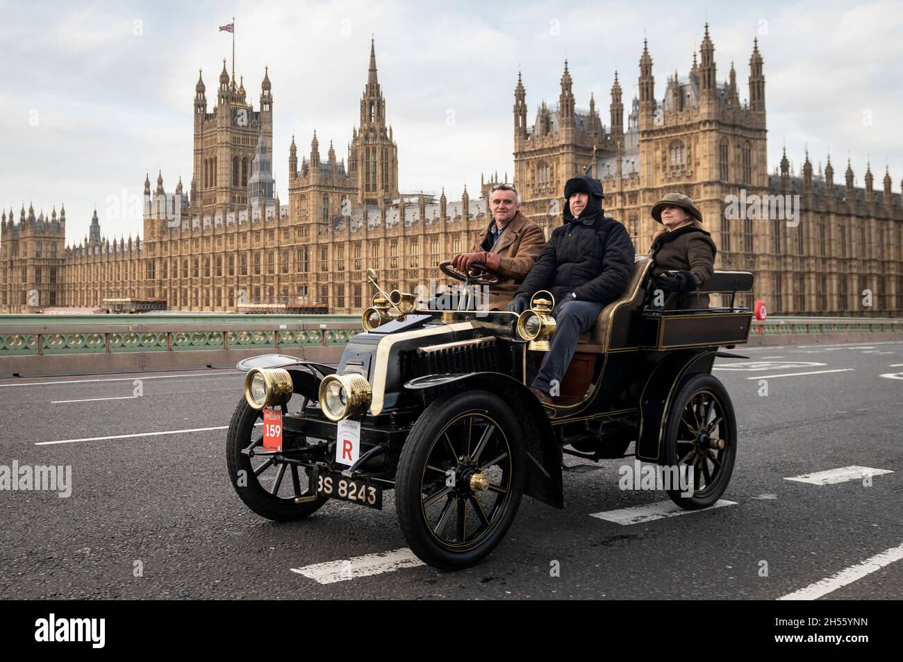 London, Großbritannien. 7. November 2021. Teilnehmer an Oldtimern überqueren die Westminster Bridge während des London to Brighton Veteran Car Run. Mehr als 320 Oldtimer aus der Zeit vor 1905 nehmen am 125. Jahrestag der historischen Emancipation Run Teil, bei der die Übergabe der Lokomotiven auf dem Highway Act gefeiert wurde und die Geschwindigkeitsbegrenzung von 4 auf 14 km/h erhöht wurde. Verzicht auf die Notwendigkeit, dass Fahrzeuge von einem Mann mit roter Warnflagge vorausgehen, der Jahrhunderte des Pferdeverkehrs effektiv beendet und Autofahrern die Freiheit der Straße gibt. Kredit: Stephen Chung / Alamy Live Nachrichten Stockfoto