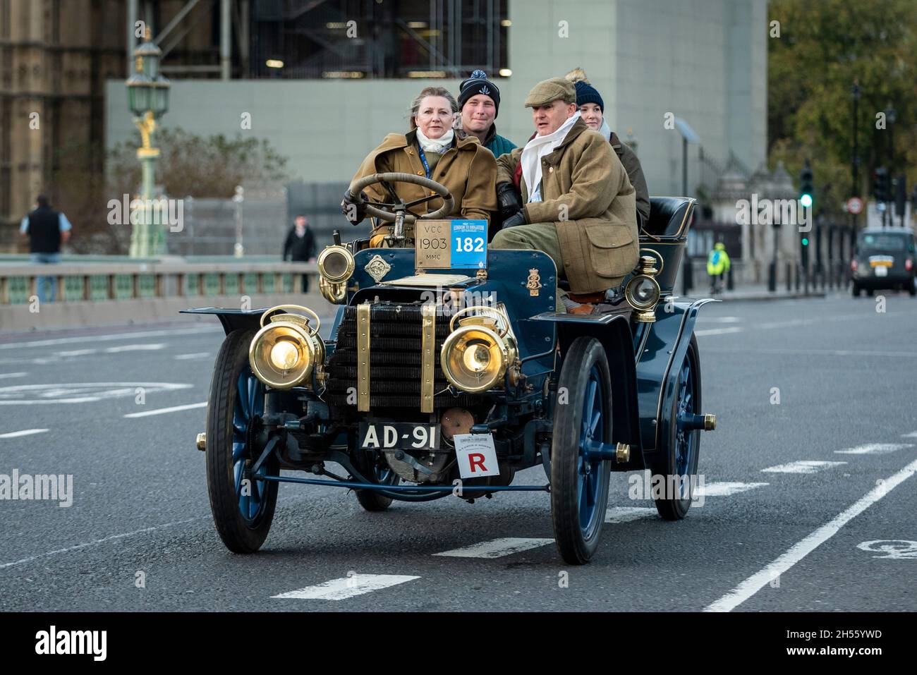 London, Großbritannien. 7. November 2021. Teilnehmer an Oldtimern überqueren die Westminster Bridge während des London to Brighton Veteran Car Run. Mehr als 320 Oldtimer aus der Zeit vor 1905 nehmen am 125. Jahrestag der historischen Emancipation Run Teil, bei der die Übergabe der Lokomotiven auf dem Highway Act gefeiert wurde und die Geschwindigkeitsbegrenzung von 4 auf 14 km/h erhöht wurde. Verzicht auf die Notwendigkeit, dass Fahrzeuge von einem Mann mit roter Warnflagge vorausgehen, der Jahrhunderte des Pferdeverkehrs effektiv beendet und Autofahrern die Freiheit der Straße gibt. Kredit: Stephen Chung / Alamy Live Nachrichten Stockfoto