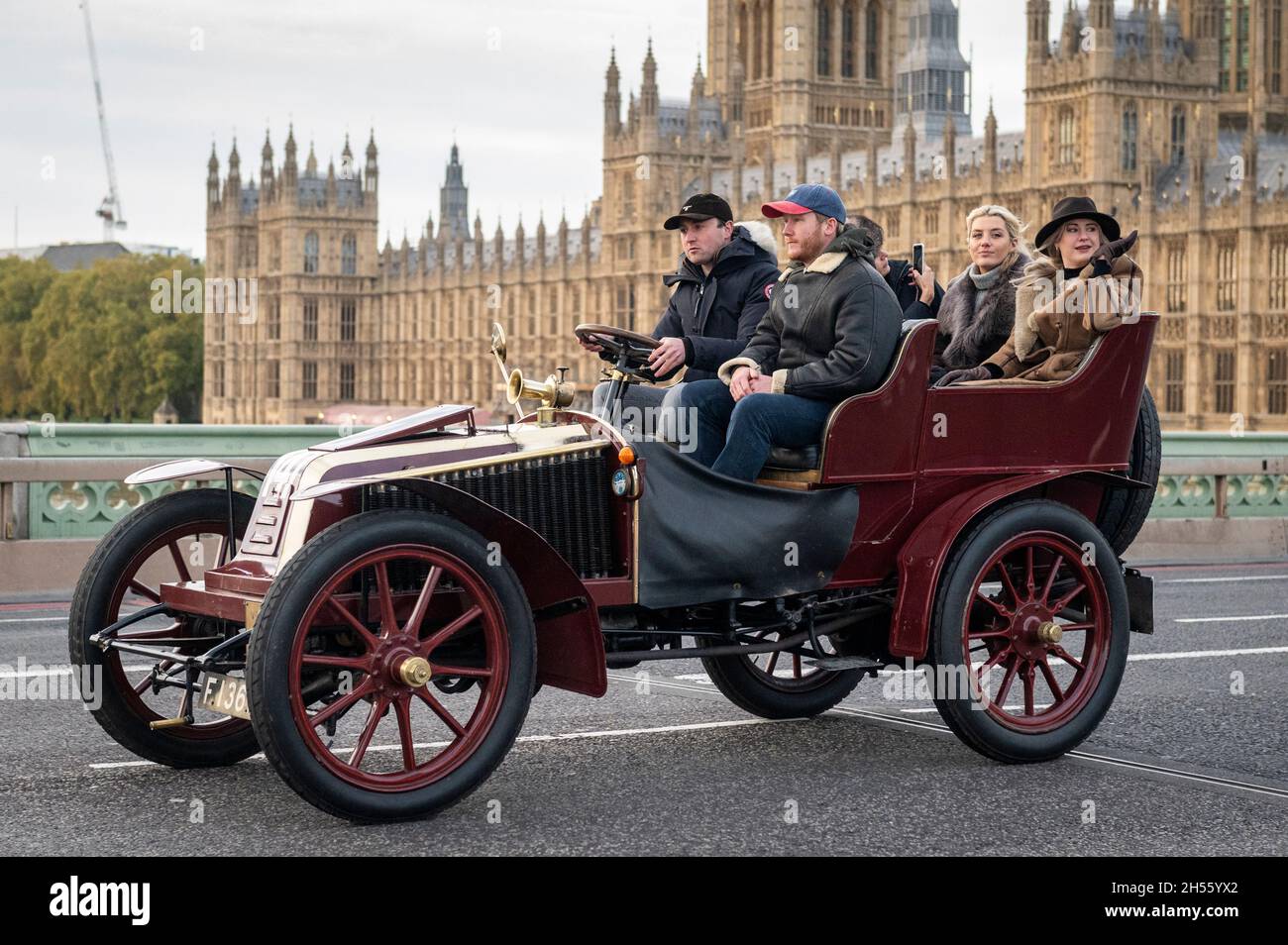 London, Großbritannien. 7. November 2021. Teilnehmer an Oldtimern überqueren die Westminster Bridge während des London to Brighton Veteran Car Run. Mehr als 320 Oldtimer aus der Zeit vor 1905 nehmen am 125. Jahrestag der historischen Emancipation Run Teil, bei der die Übergabe der Lokomotiven auf dem Highway Act gefeiert wurde und die Geschwindigkeitsbegrenzung von 4 auf 14 km/h erhöht wurde. Verzicht auf die Notwendigkeit, dass Fahrzeuge von einem Mann mit roter Warnflagge vorausgehen, der Jahrhunderte des Pferdeverkehrs effektiv beendet und Autofahrern die Freiheit der Straße gibt. Kredit: Stephen Chung / Alamy Live Nachrichten Stockfoto