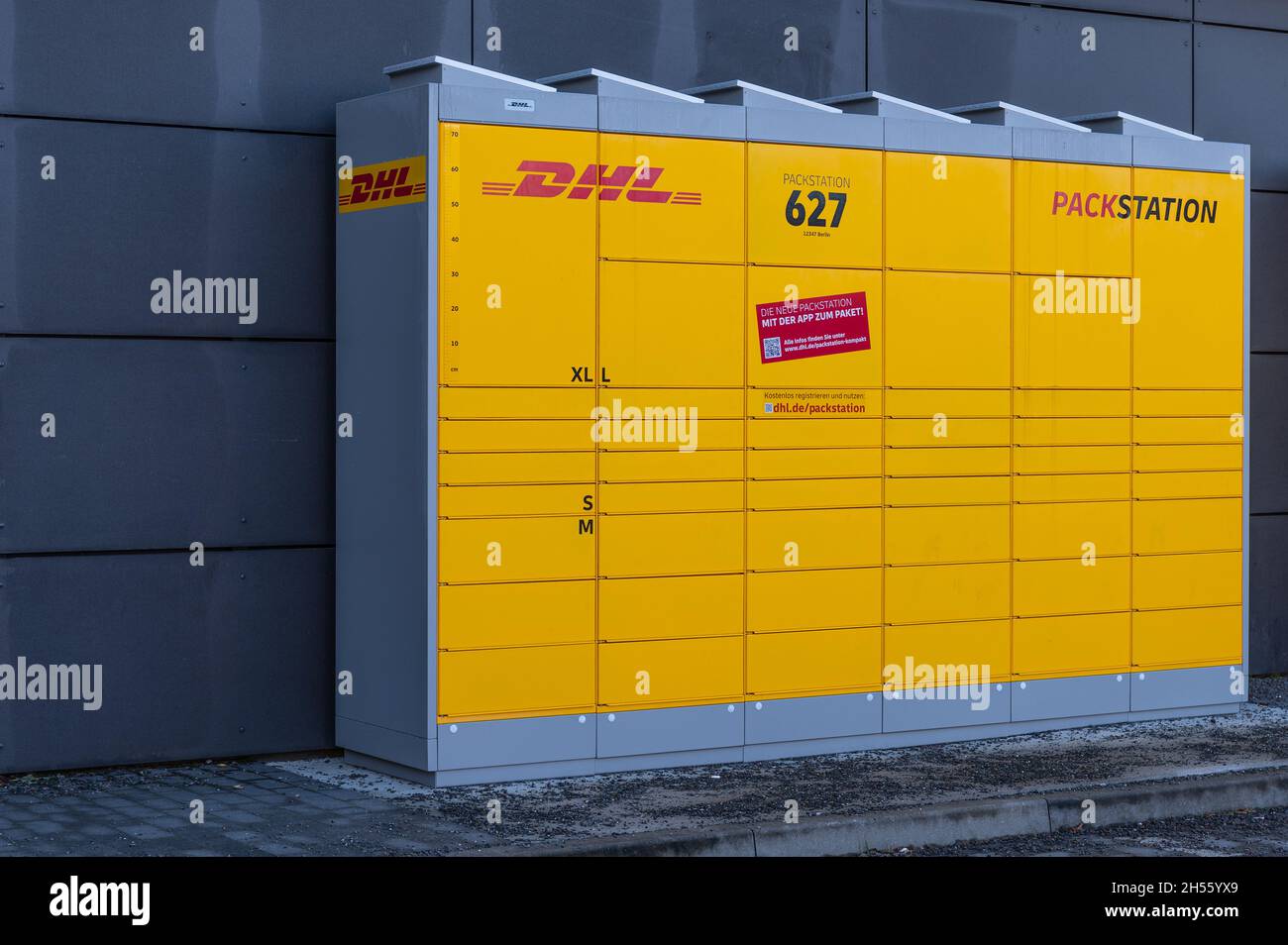 DHL Packstation zusätzliche Themen, bei denen Kunden ihre Bestellung selbst  abholen und auch Pakete versenden können Stockfotografie - Alamy